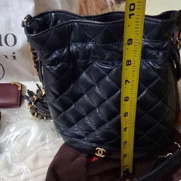 Authentic Vintage CHANEL Navy Blue Quilted Leather Bucket Bag - Picture 6 of 10
